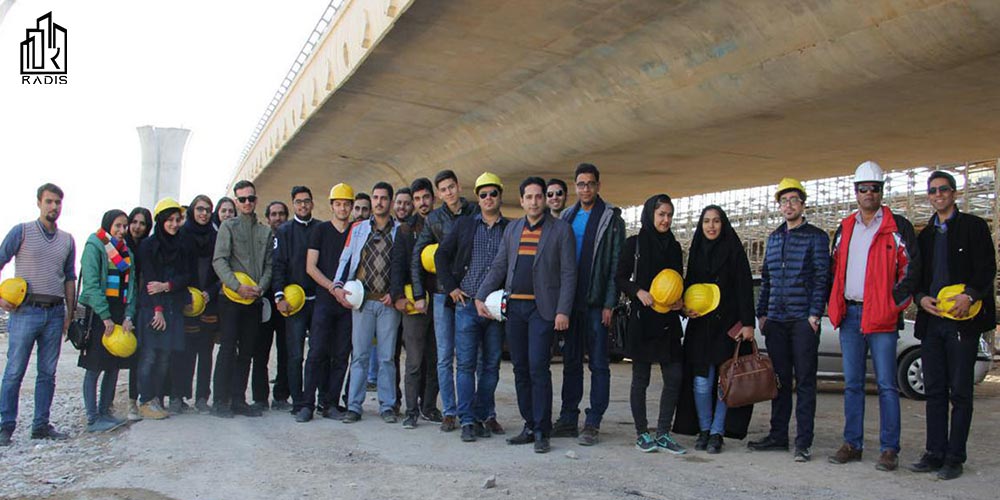 بازدید میدانی دوره اجرای ساختمان رادیس از پل استقلال اصفهان با دانشجویان عمران و معماری