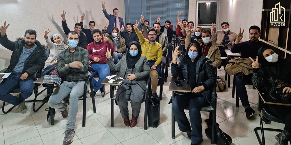 جشن موفقیت دانشجویان دوره یکساله بیزنس کوچینگ پک ۱۰۱ | مرکز تخصصی راه اندازی کسب و کار در اصفهان فارغ التحصیلان موفق دوره یکساله بیزنس کوچینگ در اصفهان | آموزش تخصصی کسب و کار برای مهندسین عمران و معماری در آکادمی رادیس